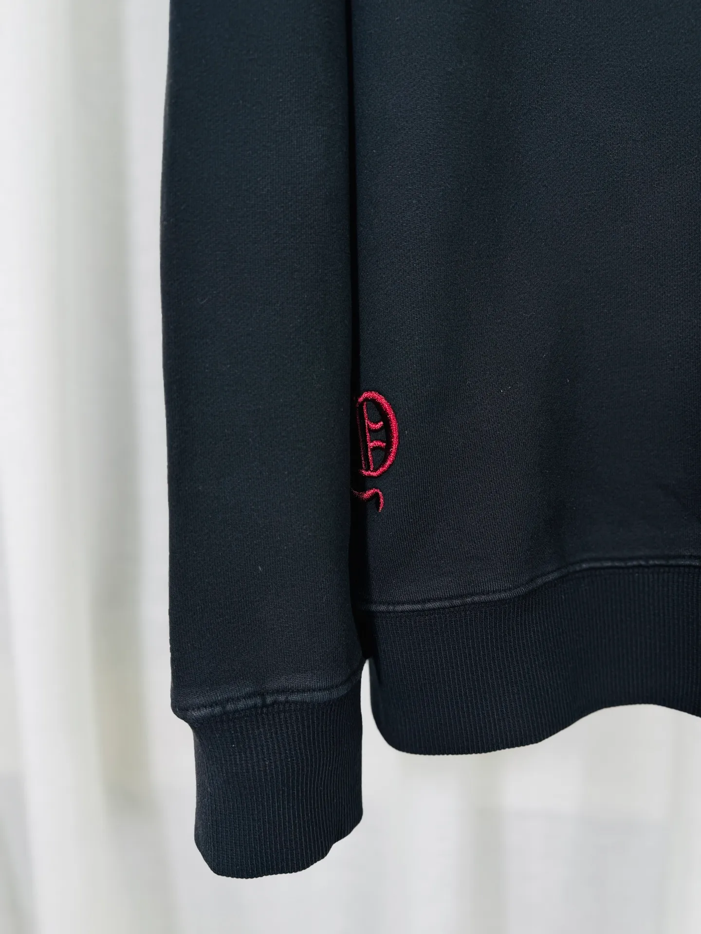 P260 top version, real shot without P, ​​different from market currency) 𝗖𝗵𝗿𝗼𝗺𝗲 𝗛𝗲𝗮𝗿𝘁𝘀/Croxin 2025 3D three-dimensional autumn and winter new original single counter American laser color printed patch embroidered couple casual sweatshirt 👑The highest version! Customized fabric 430g tripe terry fabric! Appliqué embroidery hardware accessories, best-selling items at the counter, very comfortable to wear. Accessories: original molded and authenticated collar label ➕ 100% silk wash water label. Genuine purchase-grade original hangtag➕matching hanging rope➕3D hanging beads➕original packaging bag. Craftsmanship: The original version has consistent wiring! The highest version of the armhole matching technique! Color: White Black Size: S M L XL Style No.: 9305